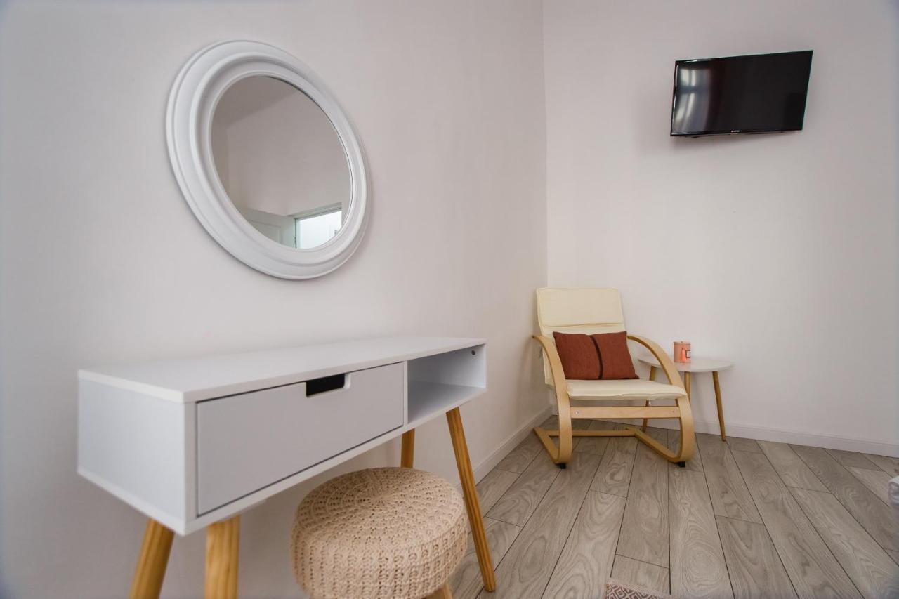 Stunning, Newly Renovated Central Apartment Oradea Exterior photo