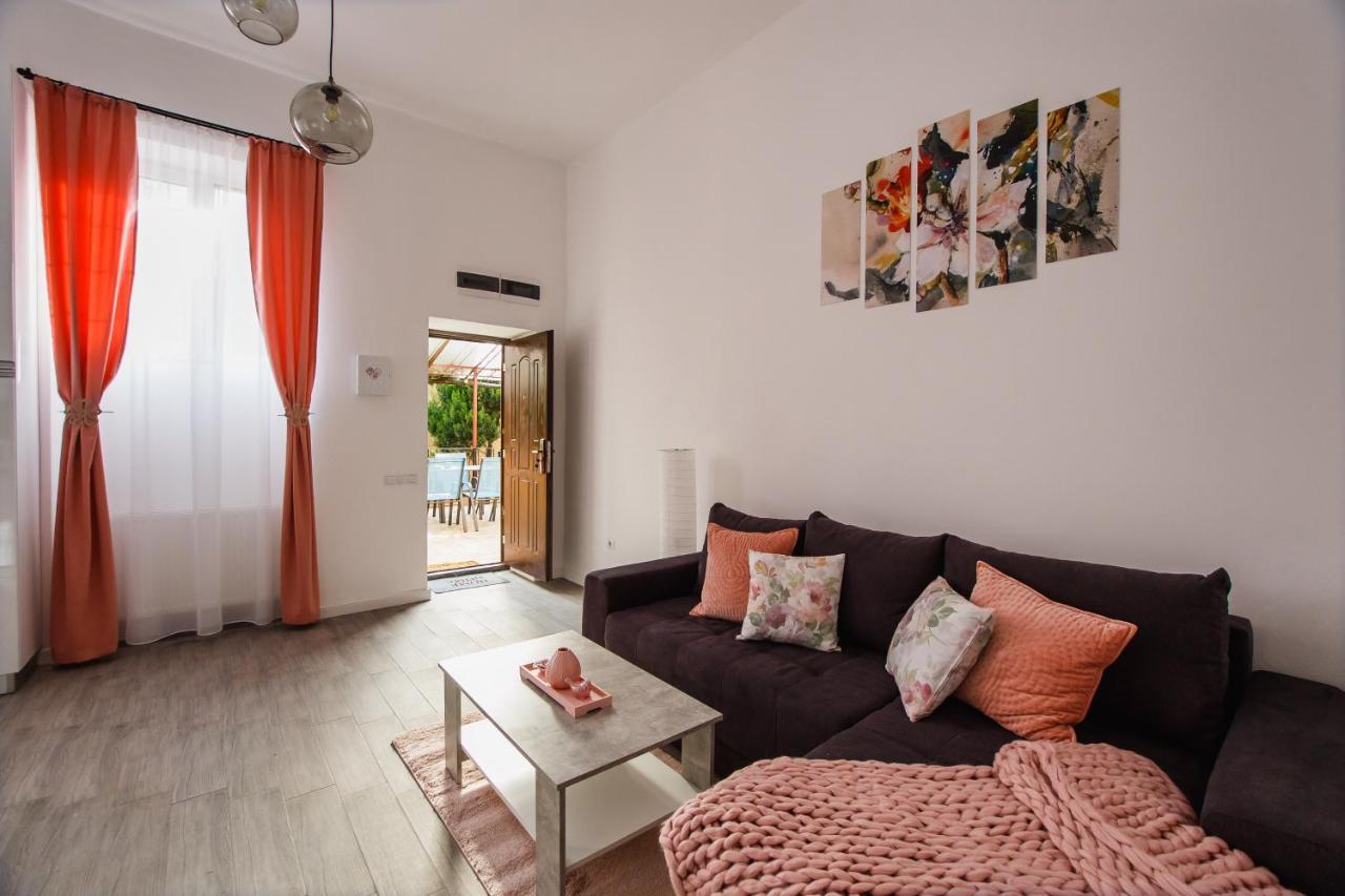 Stunning, Newly Renovated Central Apartment Oradea Exterior photo