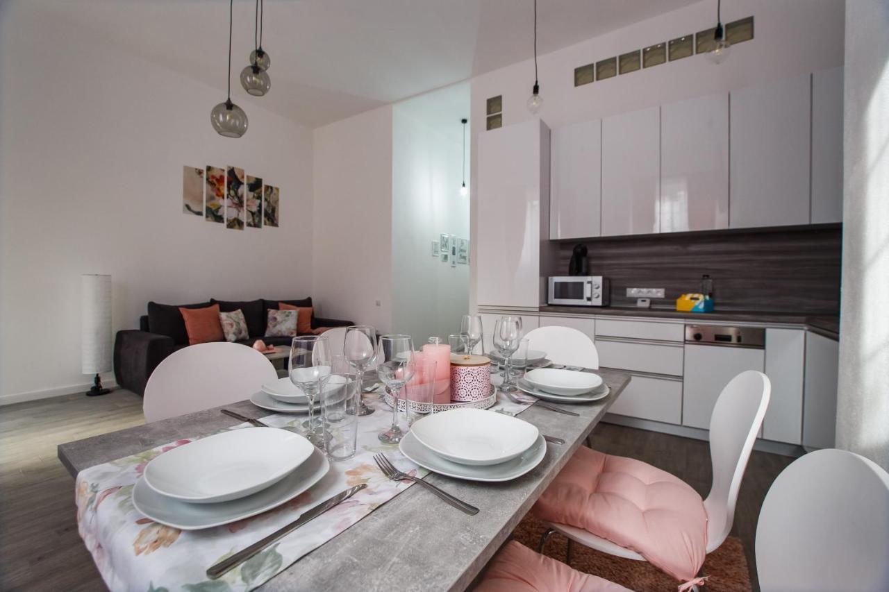 Stunning, Newly Renovated Central Apartment Oradea Exterior photo